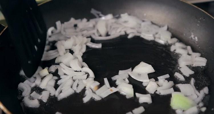 Fríe la cebolla en una sartén hasta que esté suave.