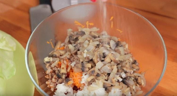 Add mushrooms with onions to the filling, mix.