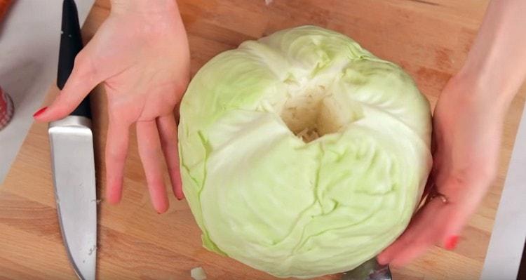 From the cabbage, remove the upper leaves, cut out the stump.