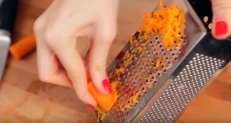 Frottez les carottes sur une râpe fine.