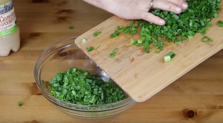 Grind fresh chives, dill.