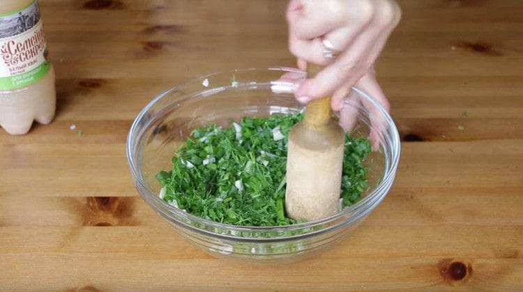 Add salt to the greens and knead well.