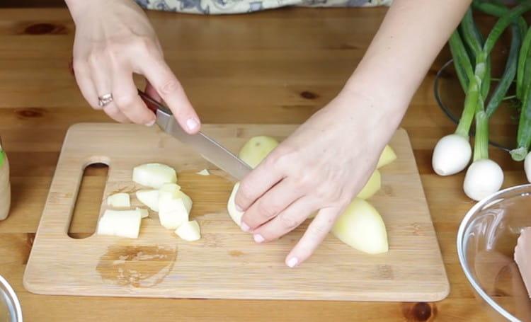 Couper les pommes de terre bouillies en dés.