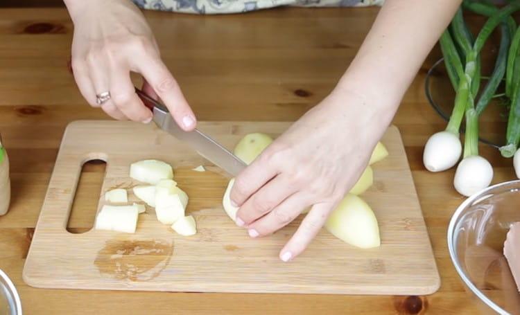 Cortar en dados las papas hervidas.