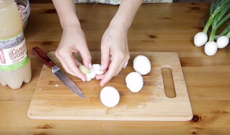 We divide eggs into proteins and yolks.