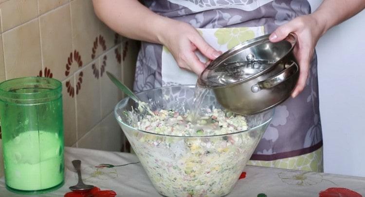 After mixing the mineral water with salt, add it to the okroshka.
