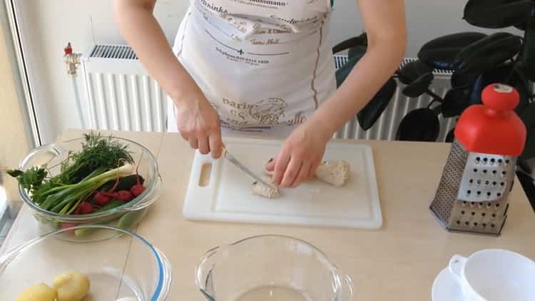 Cómo cocinar okroshka de acuerdo con una receta simple con una foto