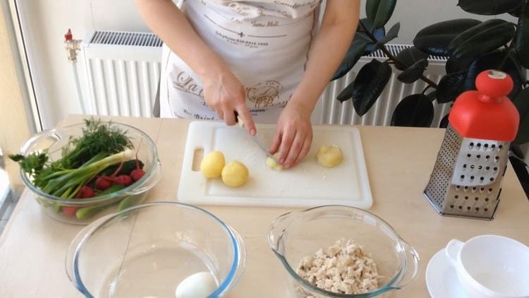 Pour la cuisine okrochka. préparer les ingrédients