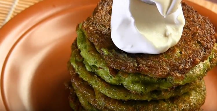 Serve broccoli pancakes with sour cream, yogurt.