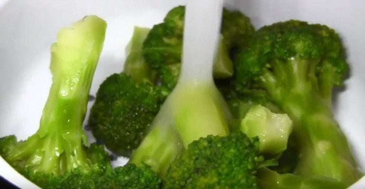 Kuhanu brokoli operemo pod tekućom hladnom vodom.