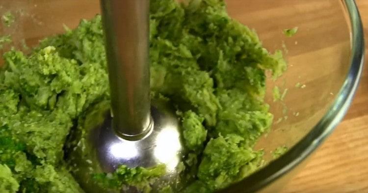 Using a blender, grind broccoli in mashed potatoes.