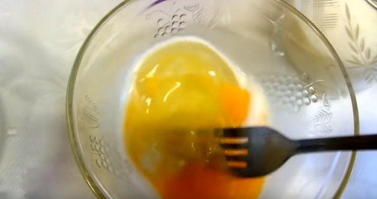 Saler et battre légèrement la masse d'œufs à la fourchette.