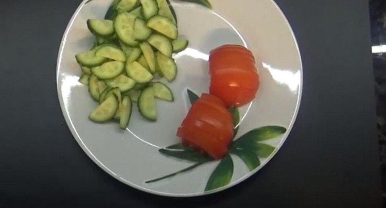 We cut in half rings a fresh cucumber and tomato.