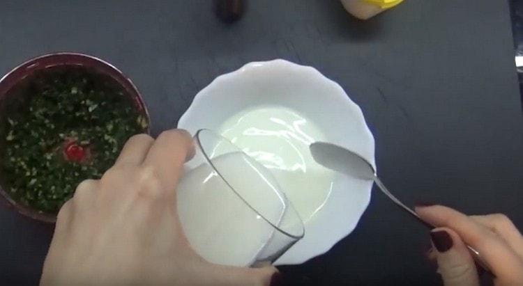 To prepare the sauce, mix low-fat sour cream and kefir.
