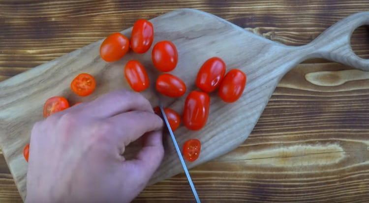 Izrežite cherry rajčice na dvije polovice.