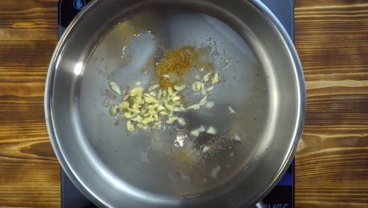 Na ulju popržite nasjeckani češnjak.