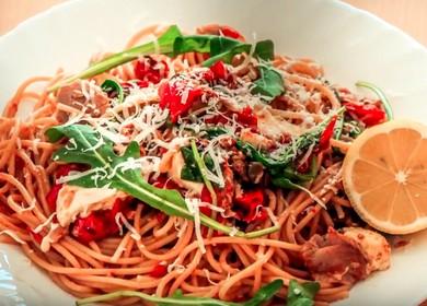 Mirisna tjestenina u talijanskom obliku s tunom, kiseli krastavci, rajčicom i kaparima: kuhana prema receptu s fotografijom.