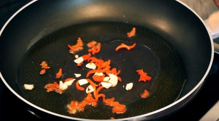 Mettez les piments rouges et l'ail dans une casserole.