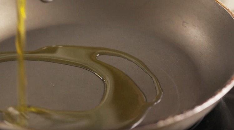 Pour olive oil into the pan.