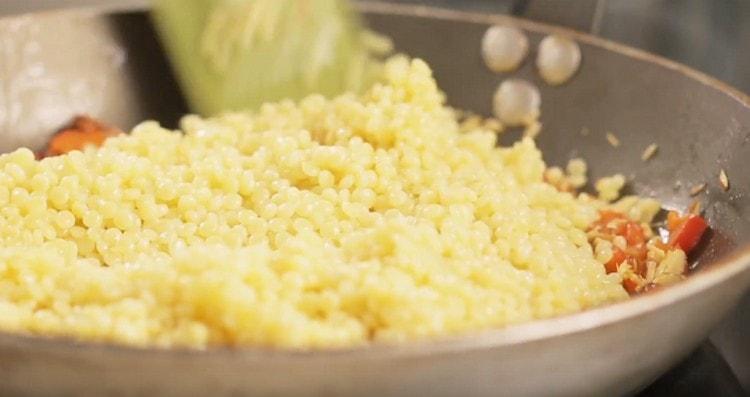 Nous répandons le couscous aux légumes.