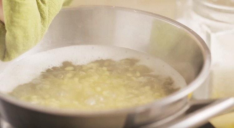 Cocine el cuscús en agua con sal.