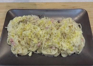 Ukusne tjestenine sa slaninom u kremastom umaku: kuhane prema receptu s fotografijom.