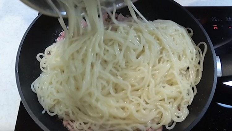 Nous avons répandu des spaghettis presque prêts dans la casserole.