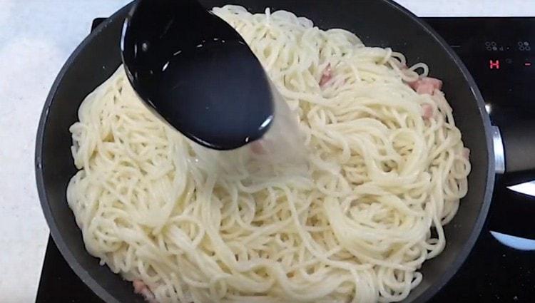 Magdagdag ng tubig sa i-paste, kung saan niluto ang spaghetti.