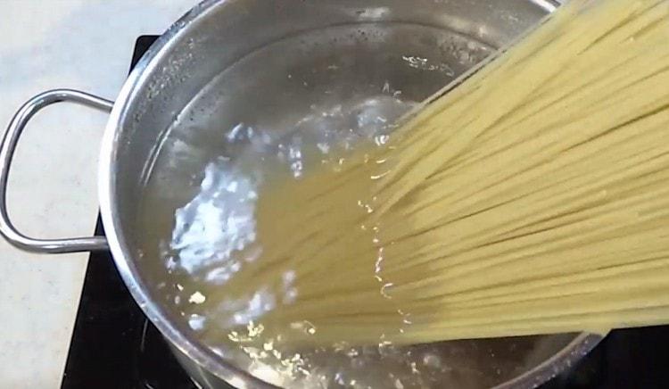 Cook the spaghetti.