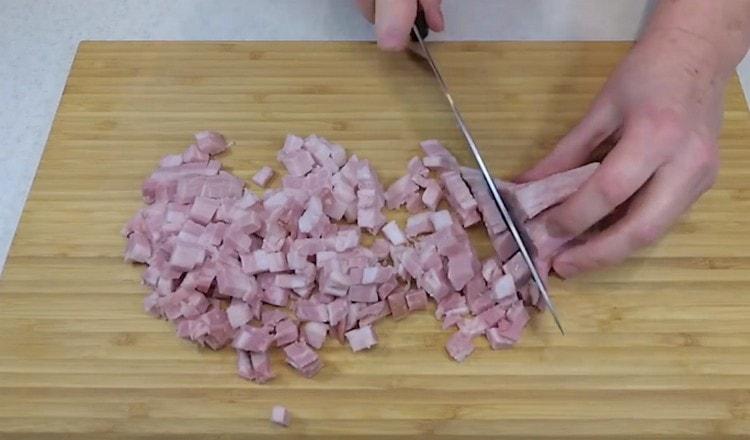 Couper le bacon en dés.