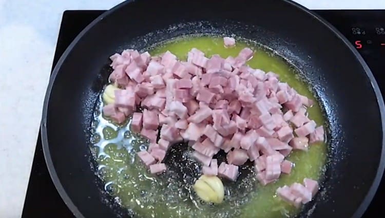 Next, fry the bacon, after which we remove the garlic from the pan.