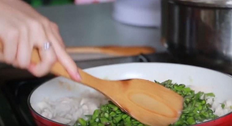 Ajouter les asperges dans la casserole.