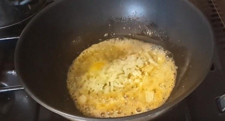 Faites d'abord frire l'oignon dans l'huile.
