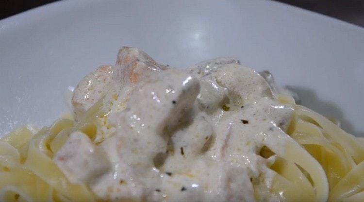 Kuhanu tjesteninu stavite u tanjur, a na vrh dodajte ribu u umaku.