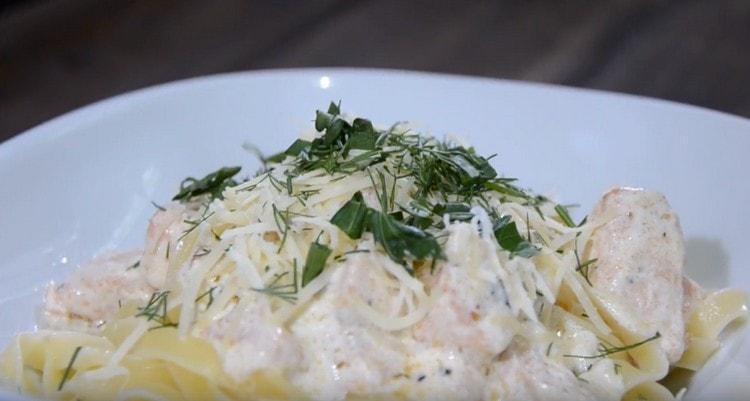 Aquí tenemos una pasta tan deliciosa con pescado rojo en una salsa cremosa.