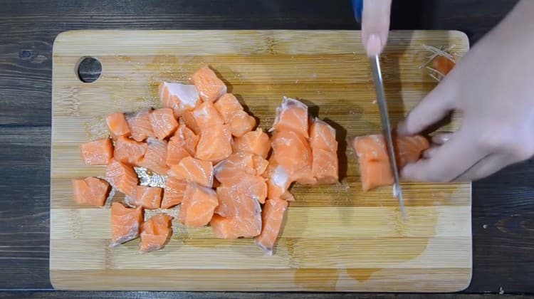 Cortar en dados el filete de pescado rojo.
