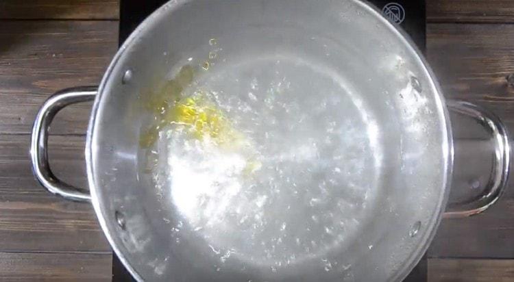 Bring the water to a boil in a saucepan, add vegetable oil.