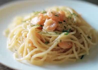 Pasta de camarones en salsa de crema de ajo según una receta paso a paso con foto