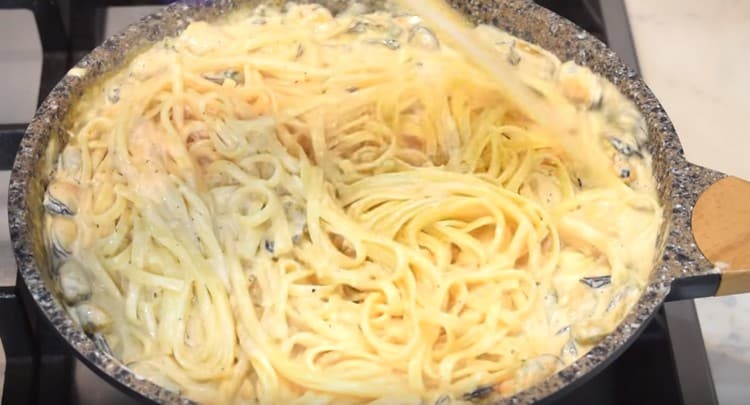 Lorsque la crème épaissit, mettez les spaghettis dans une casserole, mélangez.