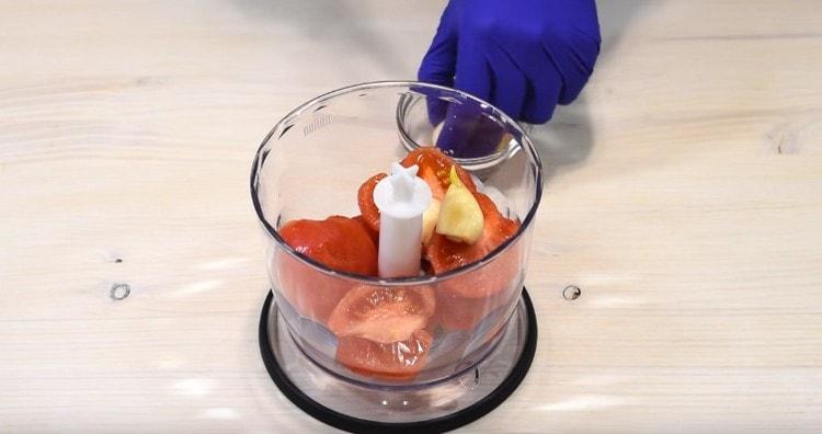 Stavite rajčicu i češnjak u zdjelu blendera.
