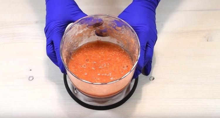 Rastopite rajčicu s češnjakom dok ne postane glatka.