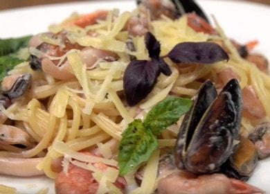 Appetizing pasta with seafood in a creamy sauce: cook with step by step photos and videos.