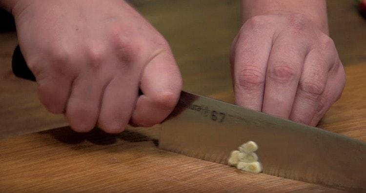 Cut the garlic into thin slices.