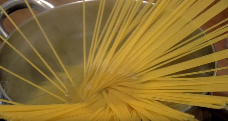 Nous mettons des spaghettis pour cuisiner.