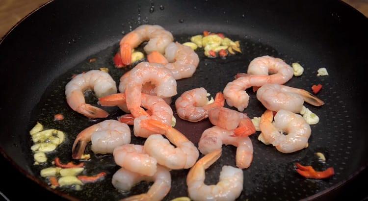 Répartir les crevettes dans une casserole.