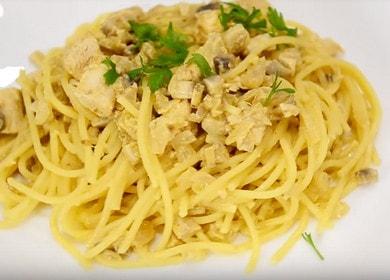 Pasta med champignoner, kylling og nødder i henhold til en trinvis opskrift med fotofoto