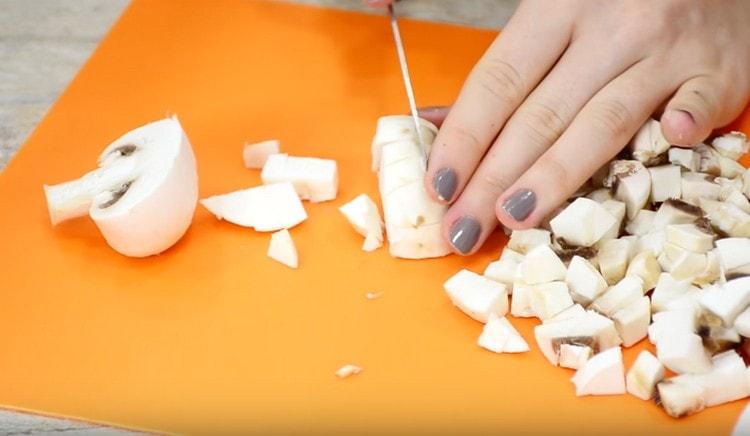 Couper les champignons en dés.