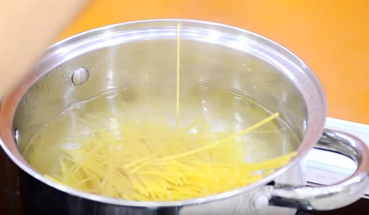 Faire bouillir les spaghettis.