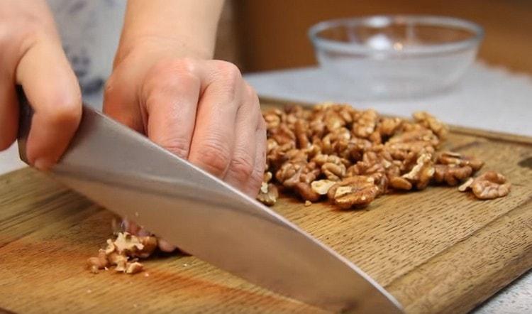 Finely chop the walnuts.
