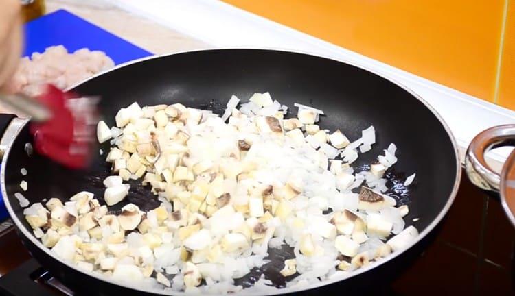 Freír las cebollas y los champiñones en una sartén.